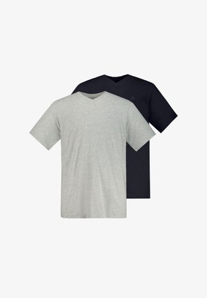 Dos camisetas de cuello en V: una gris y una azul marino. Ambas tienen mangas cortas y un ajuste relajado, hechas de suave tela de algodón. Logo sutil en la camiseta gris.