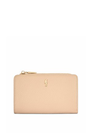 Beżowy portfel z teksturowanej skóry, z złotym suwakiem i małym złotym logo tukana umieszczonym na środku przodu.