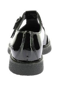 Chaussures noires en cuir verni avec une finition lisse, bout rond et semelle en caoutchouc texturé ; dotées d'une sangle arrière pour un maintien sécurisé.