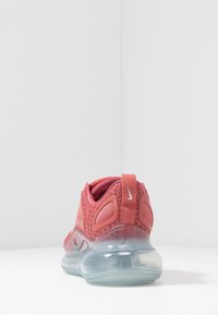 Nike air skor i rosa mesh med en klar, dämpad sula. Har en vadderad krage och en liten logotyp på hältappen.