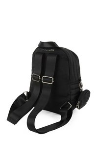 Mochila negra de nylon con paneles acolchados, correas ajustables dobles, herrajes plateados y un bolsillo lateral con cremallera a la derecha.