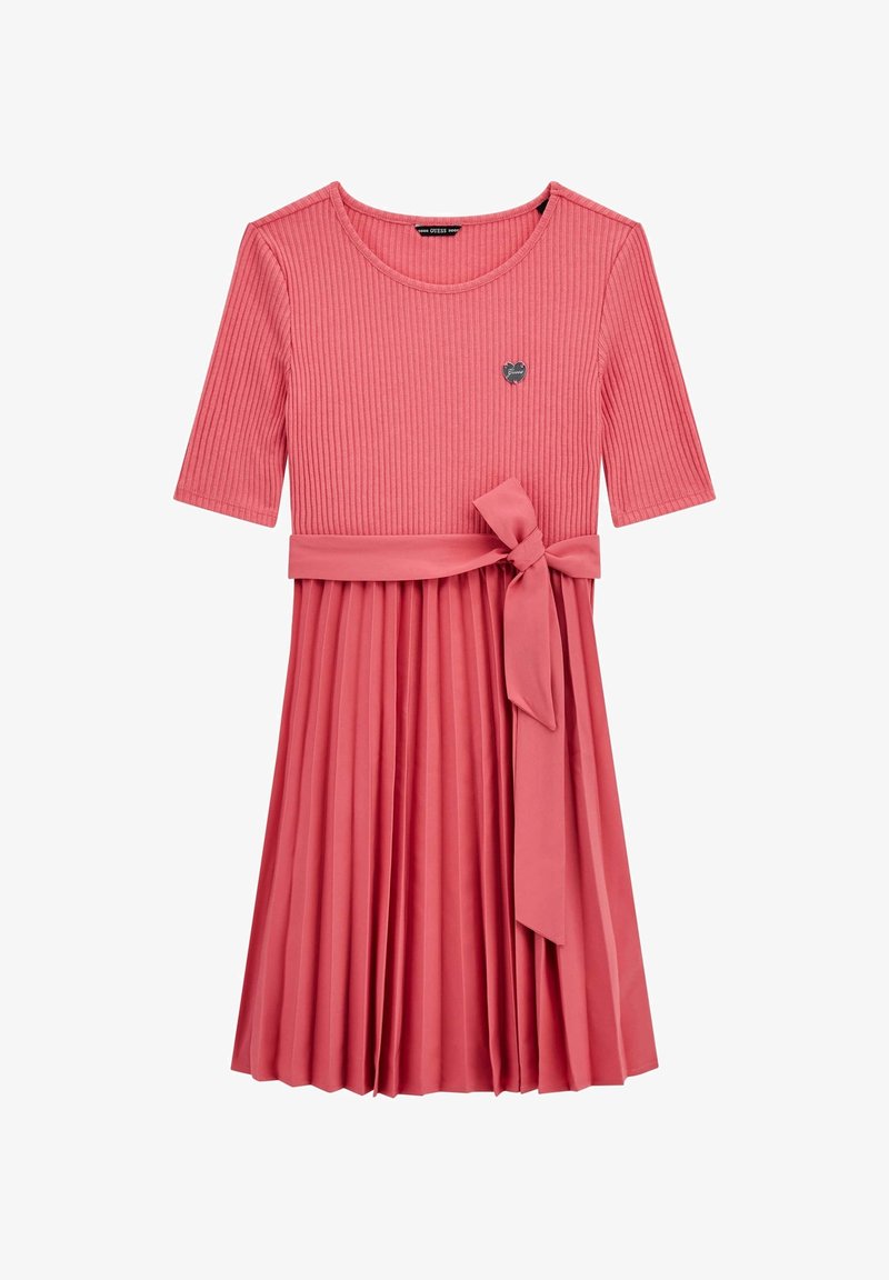 Robe rose longueur genou avec manches courtes côtelées, jupe plissée, ceinture nouée à la taille et petit logo de marque en forme de cœur sur la poitrine.