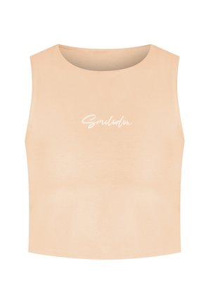 Perzikkleurige crop top van zacht materiaal, met een ronde halslijn en "Smilodon" in witte cursieve letters op de voorkant gedrukt.