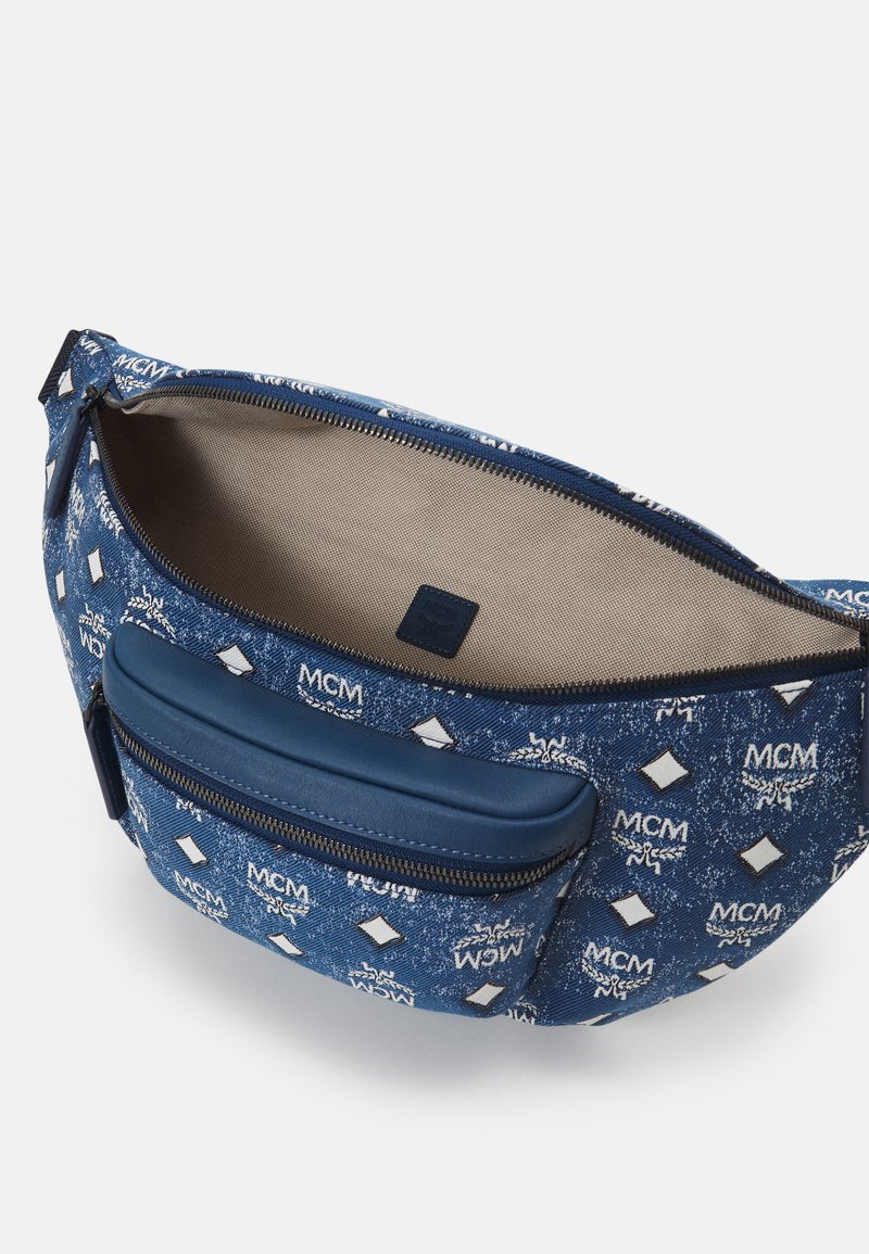 MCM FURSTEN BELT BAG LARGE UNISEX - Gürteltasche - denim/blue 