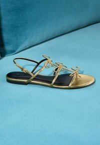 Next FOREVER COMFORT BOW REGULAR/WIDE FIT - Szandálok - gold