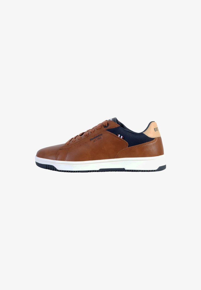 Sneaker in pelle marrone con dettagli in tessuto blu navy, suola bianca e tallone contrastante color cammello. Presenta perforazioni per la traspirabilità e chiusura con lacci.