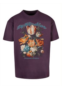 Kortermet lilla t-skjorte med blomstermønster i oransje, hvitt og blått; teksten sier "24/7 Studio" og "Fragrant Whispers."