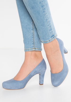 Niebieskie zamszowe szpilki z zaokrąglonym noskiem i 10-centymetrowym obcasem, charakteryzujące się gładką teksturą i prostym, klasycznym wzornictwem.