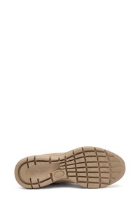 Zapato de exterior beige con suela de goma texturizada. Presenta un patrón de banda de rodadura plano y antideslizante, y el nombre de la marca "FRAU" incrustado en la suela.