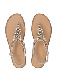 Flade sandaler med en beige bund, der har en dekorativ overdel af klare og perleperler med metalliske accenter og en struktureret strop.