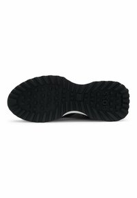 Semelle de chaussure en caoutchouc noir avec des rainures profondes et le nom de la marque BOSS embossé près du talon.