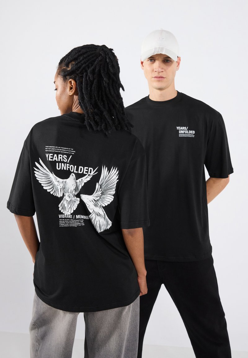YOURTURN by Zalando - UNISEX - T-Shirt print - true black, Vergrößern