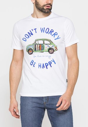 Uomo che indossa una maglietta bianca con un'auto d'epoca colorata e il testo "Don't Worry Be Happy" stampato in blu e multicolore.