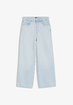 Vaqueros de mezclilla azul claro de pierna ancha con bolsillos delanteros, trabillas para cinturón y cierre de botón, exhibidos planos sobre un fondo blanco.