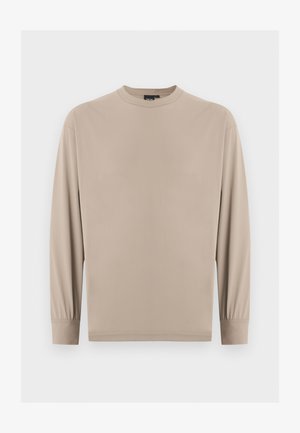 Bézs színű hosszú ujjú felső kerek nyakkivágással, elasztikus mandzsettákkal, egyszerű dizájnnal, látható minták vagy logók nélkül, fehér háttéren.