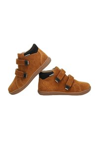 Brązowe zamszowe sneakersy z dwoma rzepami, czarnym wnętrzem, gumową podeszwą i przeszyciami po bokach. Minimalistyczny design.