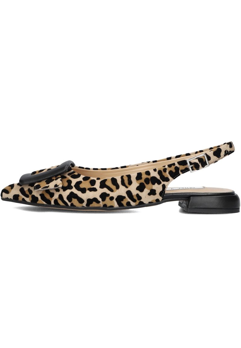 Leren slingback platte schoen met luipaardprint, spits toe, zwarte gesp-detail, zacht suede textuur en een lage zwarte rubberen hak.
