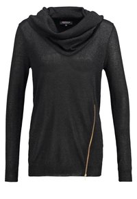 Schwarzer Pullover mit einem Schalkragen-Design, langen Ärmeln und einem seitlichen Reißverschlussdetail; aus einem strukturierten, leicht glänzenden Stoff gefertigt.