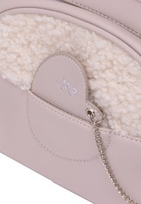 Lys rosa håndtaske med en plyssede off-white lammeskindslap, sølvhardware og kædedetaljer. Glat læder og quiltede accenter.