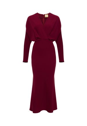 Bordowa sukienka z długim rękawem, z dekoltem w serek, drapowaną górą, dopasowaną talią i spódnicą do ziemi. Gładki materiał z minimalnymi detalami.