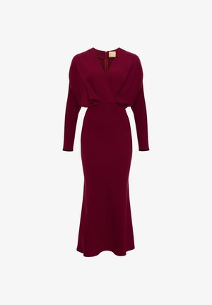 Bordowa sukienka z długim rękawem, z dekoltem w serek, drapowaną górą, dopasowaną talią i spódnicą do ziemi. Gładki materiał z minimalnymi detalami.
