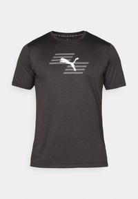 T-shirt de sport noir en tissu évacuant l'humidité, avec un logo Puma blanc et un design à rayures sur le devant, manches courtes et col rond.