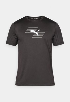 Zwart sport t-shirt van vochtregulerende stof, met een wit Puma-logo en gestreept ontwerp aan de voorkant, korte mouwen en een ronde hals.