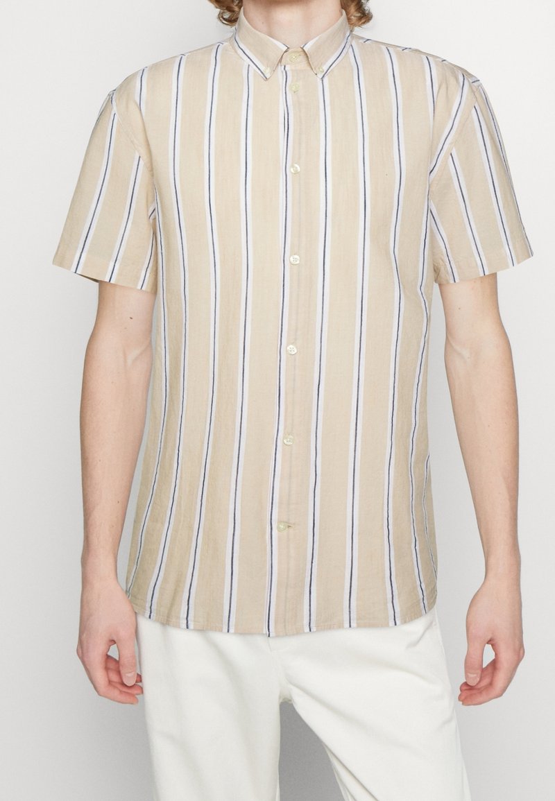Chemise à manches courtes à boutons en beige avec des rayures verticales bleu marine, fabriquée en tissu léger. Comprend un col classique et une coupe standard.