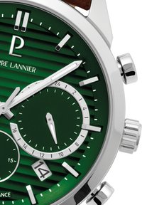 Den gröna analoga klockan har en ribbad urtavla, silverdetaljer, chronograph underdials och ett datumfönster. Kapslingen och kronan är i rostfritt stål.