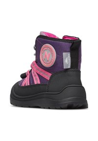 Bottes de randonnée violettes et noires avec des accents roses, tige synthétique texturée, logo circulaire, et semelle en caoutchouc robuste pour une meilleure adhérence.