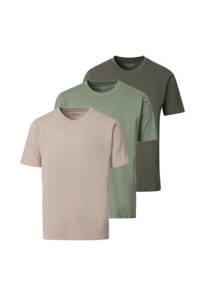 Tre ensfarvede t-shirts med rund hals i beige, lys grøn og mørk oliven, arrangeret i overlappende lag uden mønstre eller logoer.