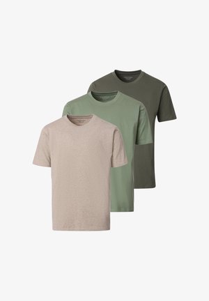 Drie effen crew-neck t-shirts in beige, lichtgroen en donkergroen, overlappend neergesteld zonder patronen of logo's.
