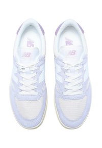 Sneaker viola e bianchi realizzati in materiali scamosciati e mesh, con chiusura a lacci, collo imbottito e logo visibile sulla linguetta.