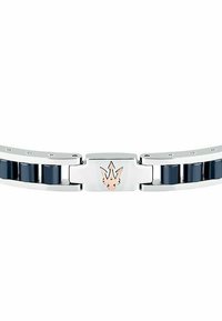 Silverfärgad armband med mörkblå accenter, släta länkar och ett centralt spänne med en stiliserad logotyp i ljusrosa.