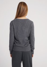 Dunkelgrauer gestrickter Pullover mit langen Ärmeln, geripptem Saum und B ündchen, mit einem schlichten Design und weicher Textur. Ansicht von hinten.
