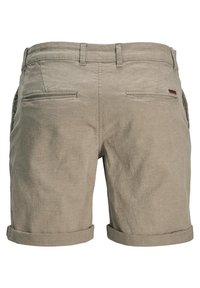 Shorts beige pour homme avec revers, passants de ceinture, deux poches passepoilées à l'arrière, et une petite étiquette brune sur la poche droite.