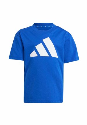 Dos niños con camisetas azules a juego de Adidas, uno ajustando una correa de la mochila, de pie lado a lado sobre un fondo liso.