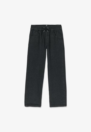 Pantalones de mezclilla negros con un corte holgado, cinturilla elástica, cordón ajustable y bolsillos laterales. Presenta detalles de costura mínimos.