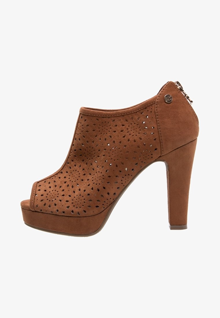 Botín de ante marrón con diseño de punta abierta, que presenta patrones recortados. Tacón de aguja y detalle de cremallera en la parte trasera.