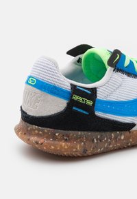 Nike Performance JR. STREETGATO - Botas de futebol de salão - white/light photo blue/black/lime glow