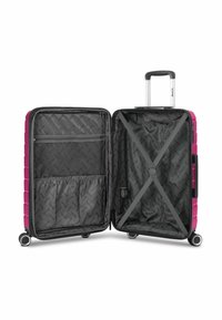 Harde koffer in het roze, met een grijze binnenkant met vakken en banden. Vier wielen en een uitschuifbare handgreep voor mobiliteit.