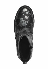 Bota negra con un patrón floral, material de cuero suave, punta redonda y cierre de cremallera lateral para un fácil uso.