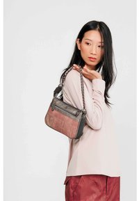 Bolso de mano rosa y gris con un diseño texturizado, que cuenta con un bolsillo frontal con cremallera, una correa de cadena y patrones intrincados en la superficie.