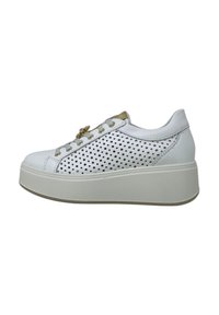 Sneaker bianco con design perforato, dettagli in tono dorato, suola piatta e tonda. Texture in pelle liscia e tessuto.