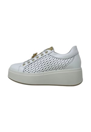 Sneaker bianco con design perforato, dettagli in tono dorato, suola piatta e tonda. Texture in pelle liscia e tessuto.