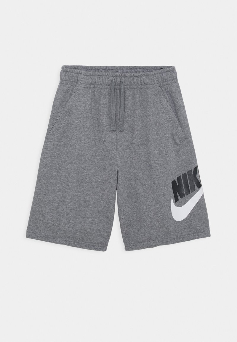 Szare spodenki Nike z elastycznym pasem, sznurkiem do regulacji, bocznymi kieszeniami oraz dużym czarno-białym logo Nike na prawej nogawce.
