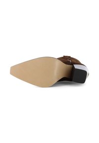 Bruine suède haklaars met een puntige neus, een vlakke beige zool en een zwarte rechthoekige hak. Geen zichtbare patronen of accenten.