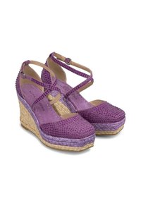 Zapatos de cuña púrpuras con parte superior con tachuelas, diseño de tiras y tacón envuelto en yute. Textura suave y punta redonda. Incluye correa ajustable en el tobillo.