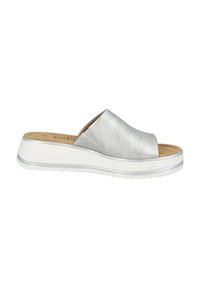 Zilveren leren slip-on sandalen met een open teen, witte rubberen zool en een lichte plateau. Kenmerken zijn een zachte textuur en een minimaal ontwerp.