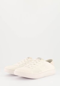 Weiße Mesh-Sneaker mit einer strukturierten Oberfläche, runder Zehenpartie und kontrastierender Fersenakzentuierung. Verfügt über flache Schnürsenkel und ein minimales Branding auf der Zunge.